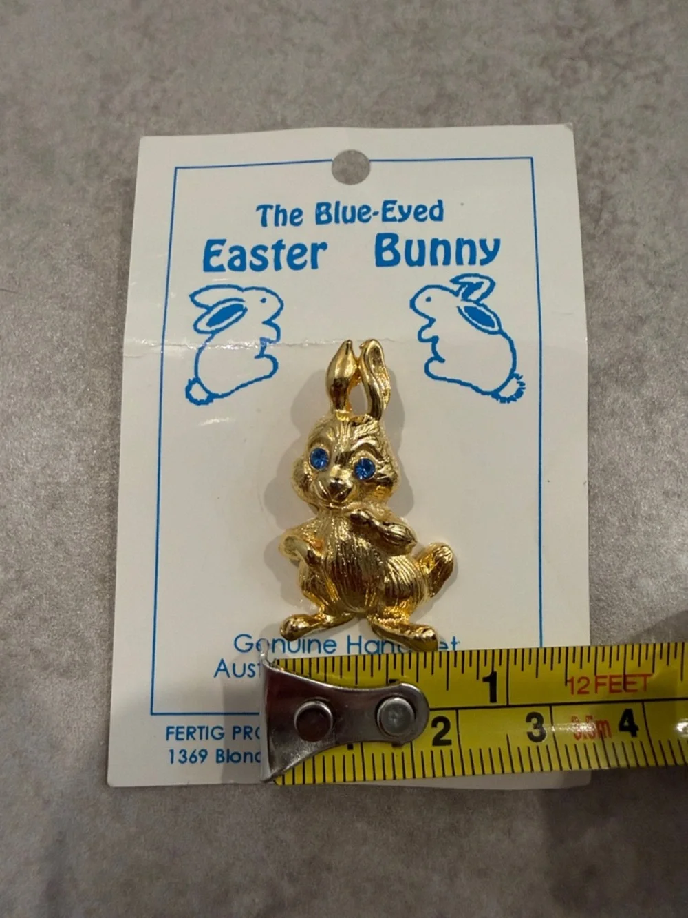 Vintage “The Blue-Eyed Easter Bunny” Gold-tone Pin with Blue Crystals - Picture 5 of 5